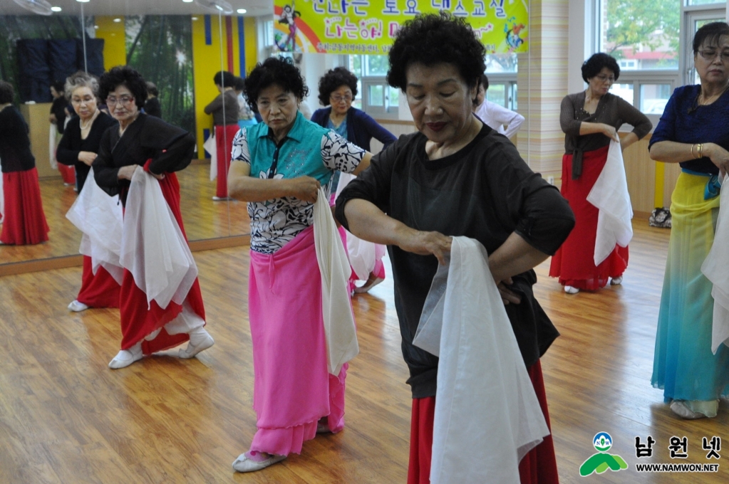 0128 여성가족과 - 노인복지 분야 총534억원 투입(노인복지관에서 우리춤을 연습하는 어르신).JPG