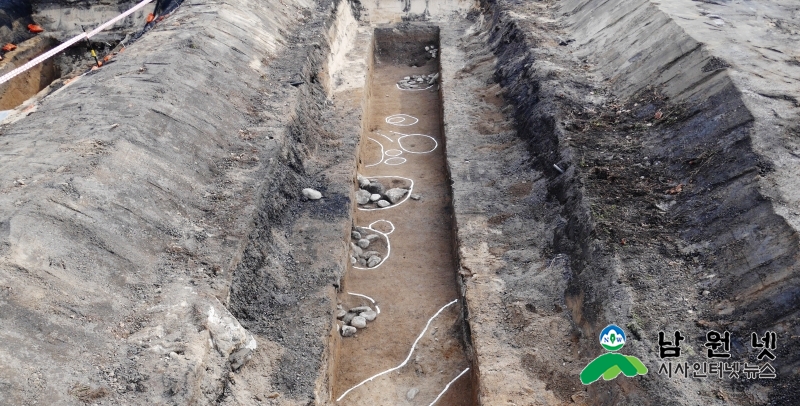 0703문화예술과-남원시 만인공원 조성사업부지 시굴조사1(만인공원 부지 시굴조사에서 확인된 건물기초 1.JPG