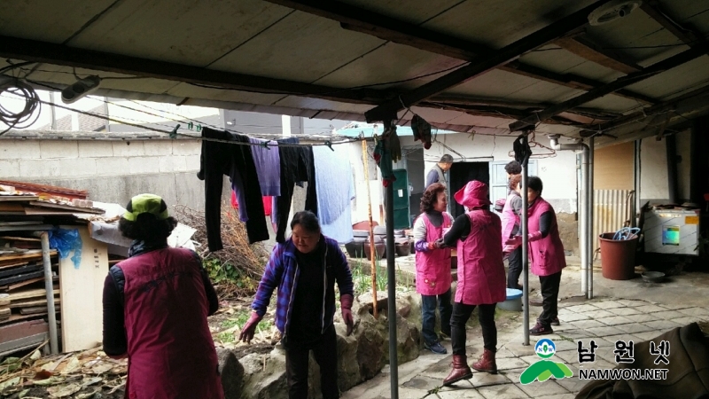1121 주민복지과 - 원불교 전북교구 봉공회 연탄 기탁 2.jpg